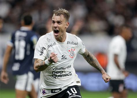 Róger Guedes .